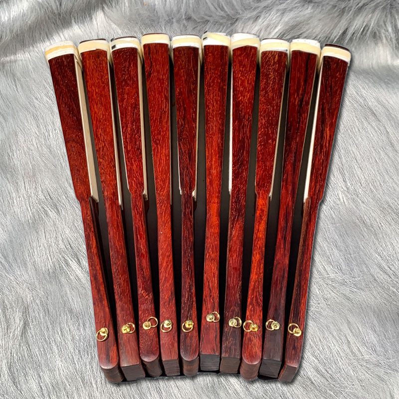 인도 작은 잎 붉은 백단 접는 팬 남자 9 인치 마호가니 문학 팬 고대 스타일 빈 쌀 종이 수제 휴대용 팬 뼈