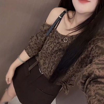2026秋季新款韩版甜酷单边露肩长袖T恤女豹纹宽松显瘦上衣潮小众