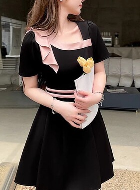 高端轻奢温柔风斜领黑色连衣裙夏天新款拼色荷叶边别致百搭茶歇裙