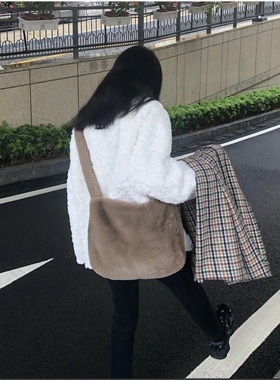 PP自制新款多色斜挎包大容量毛绒单肩包休闲可爱兔毛包时尚辣妹包