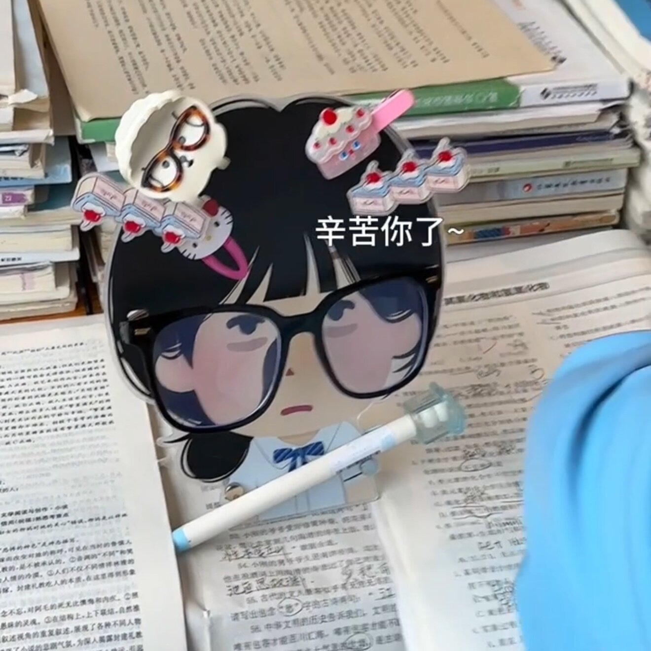 日本小人搞怪眼镜架立牌眼镜发夹收纳展示架可爱多功能桌面小摆件
