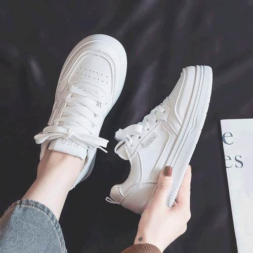 人本板鞋女生皮面防水百搭球鞋2025春季新款韩版潮流学生小白鞋子