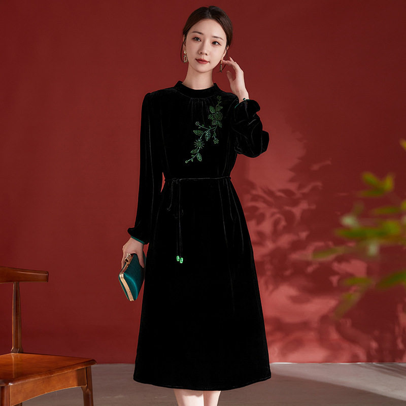 2024新中式秋冬真丝丝绒连衣裙女重工刺绣纯色桑蚕丝中长裙子