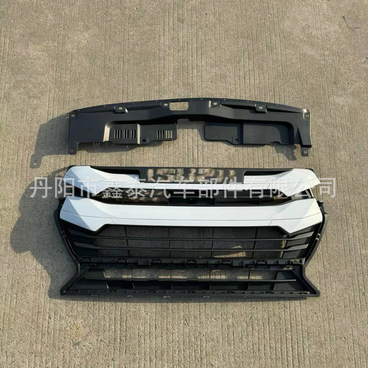 适用于五十铃DMAX2023款低配中网