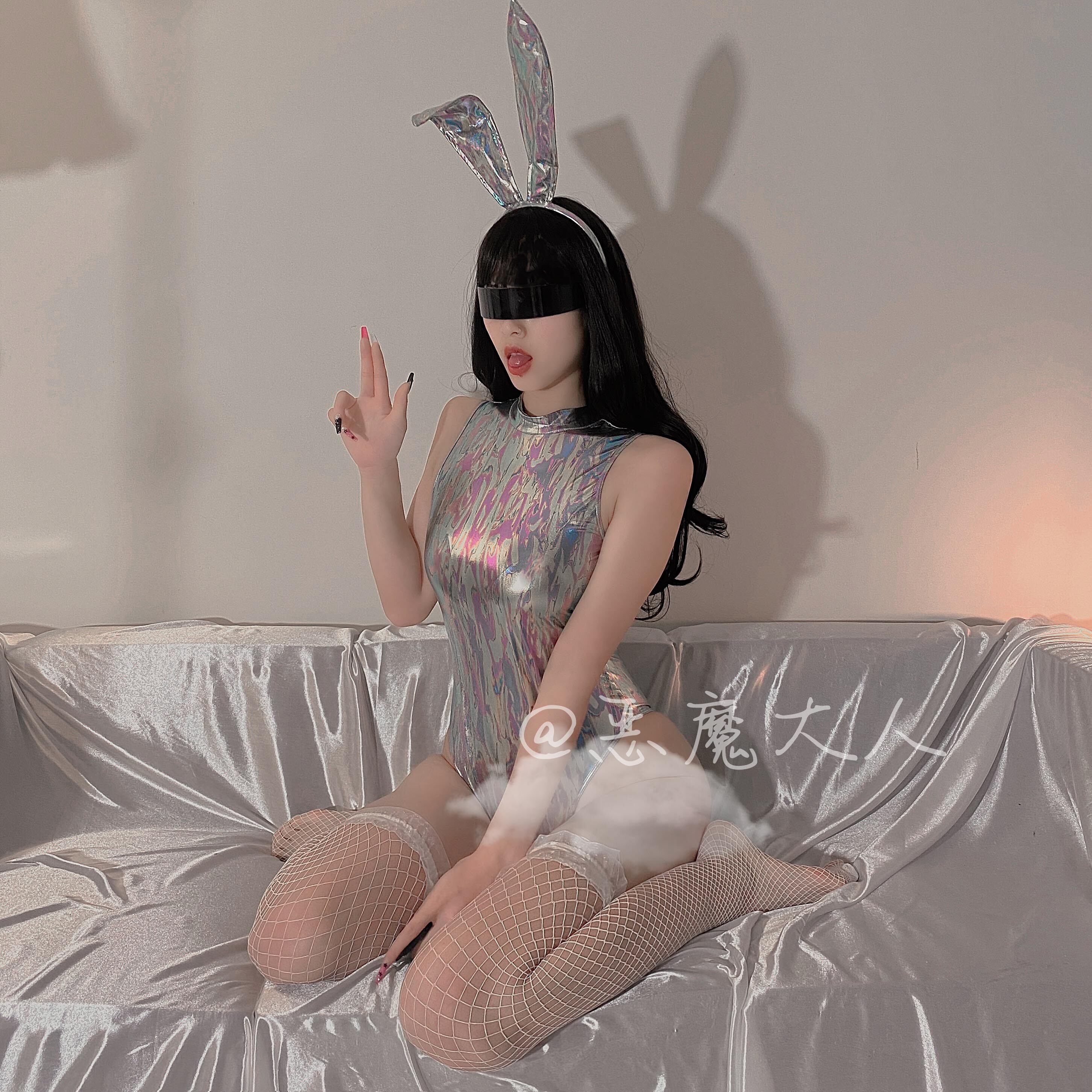 恶魔大人  纯欲兔女郎角色扮演镭射漆皮性感紧身兔女郎炫彩连体衣