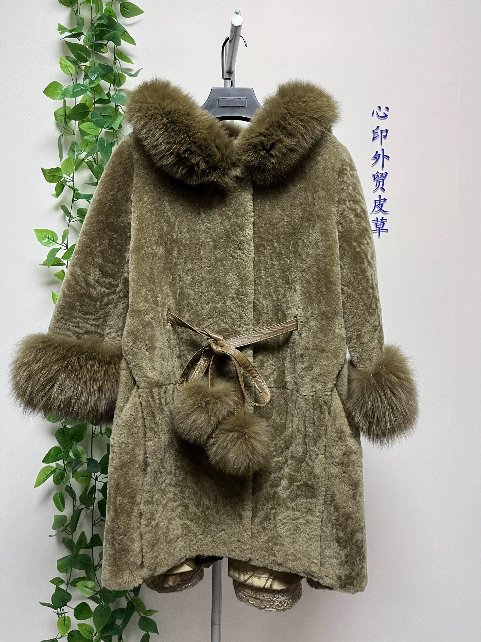 工厂样衣处理女款狐狸连帽中长款羊皮毛一体时尚百搭豆绿色大裙摆