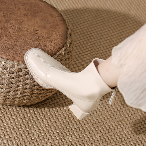 骄屿白色短靴粗跟高跟2022年新款