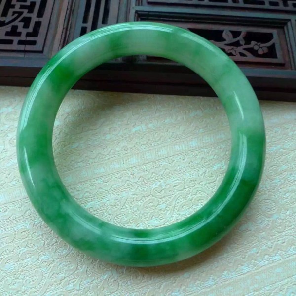 高档老坑无纹裂飘阳绿圆条手镯