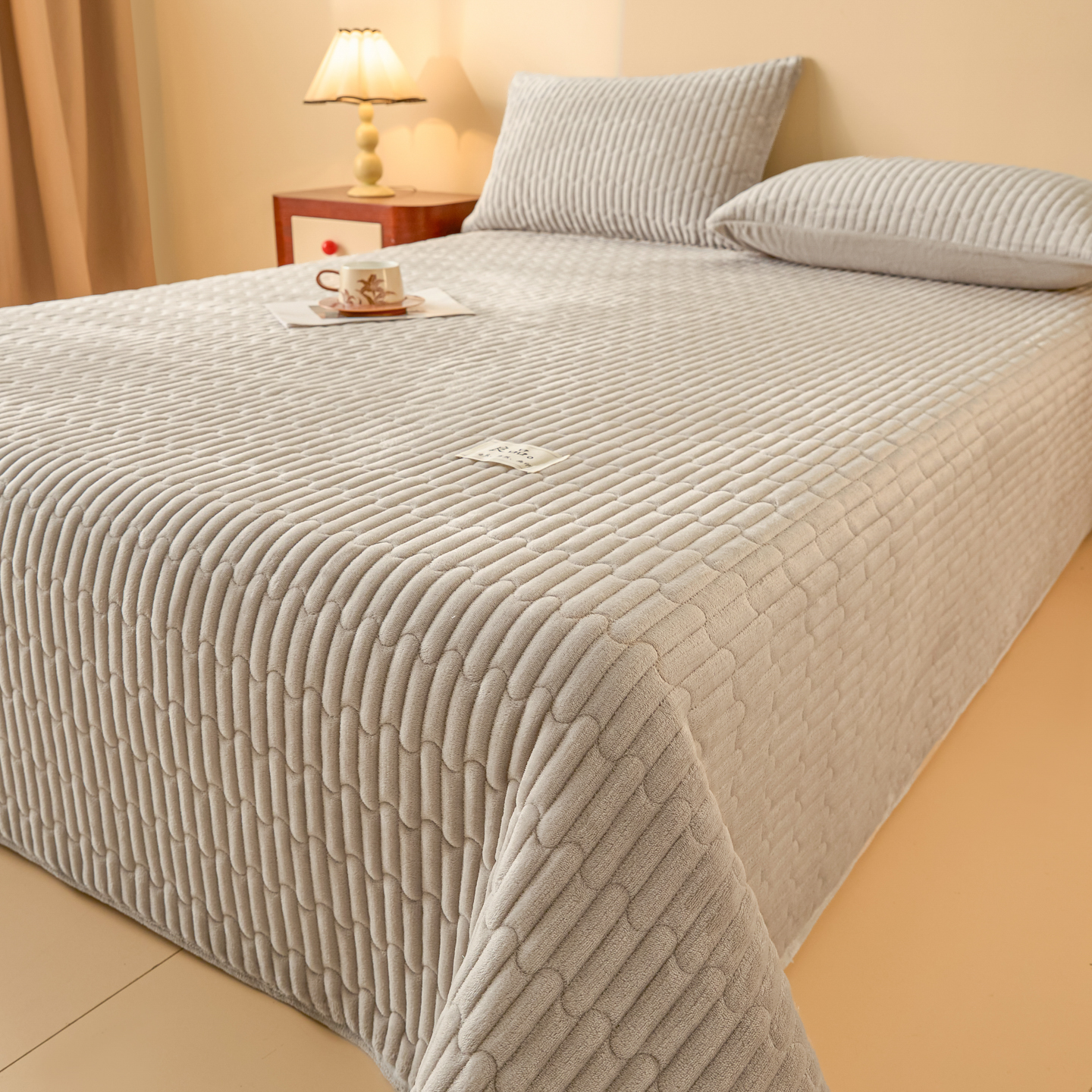 2025新款牛奶绒床盖床垫床单冬季加绒毯防滑加厚毯毛毯三件套夹棉