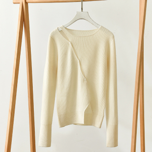 莉2672 女米白色绵羊毛温柔 不对称镂空领套头针织衫