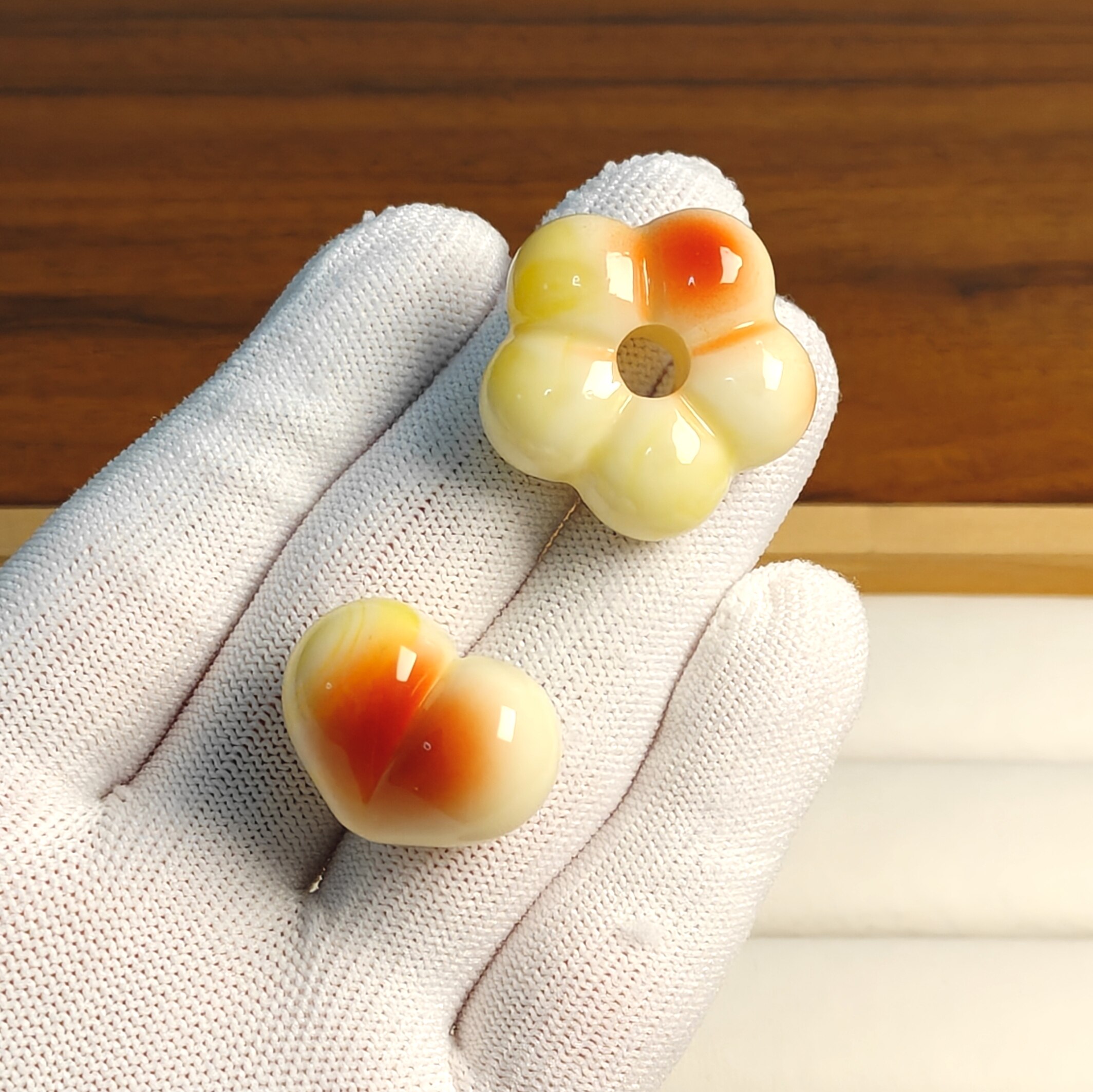 热销爆款非天然琥珀蜜蜡骨瓷白俏色小花屁桃散珠DIY文玩配饰套装