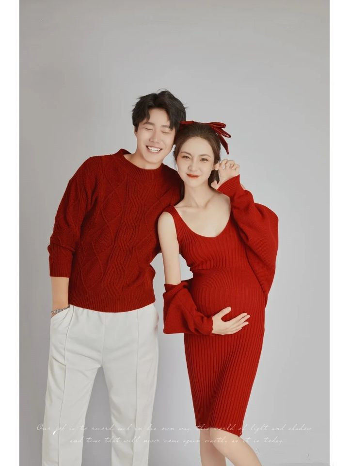 新款影楼孕妇拍照写真情侣孕妇照红色毛衣可爱居家主题艺术照服装