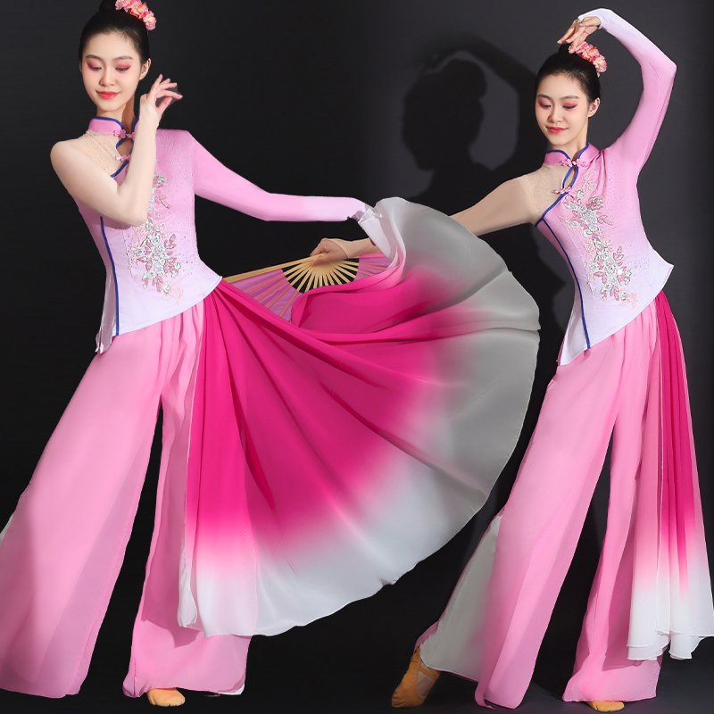 古典舞演出服女飘逸群舞彩云追月图片