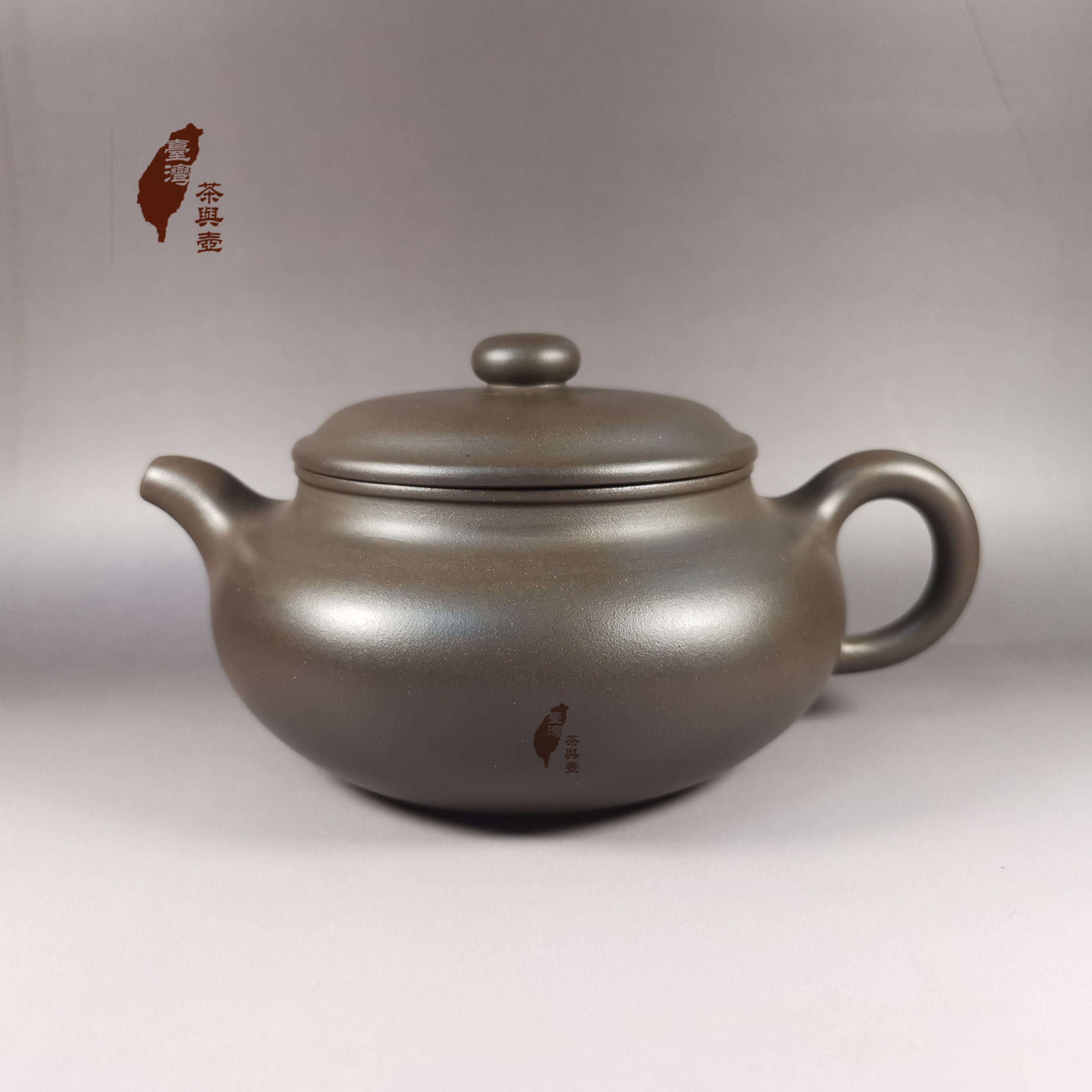 台湾回流宜兴紫砂壺80年代仿古壶黑鐵砂350cc崔國琴扁腹紫泥壺