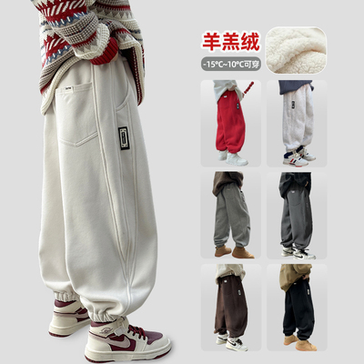 杏色干净搭配红色毛衣干净又活力