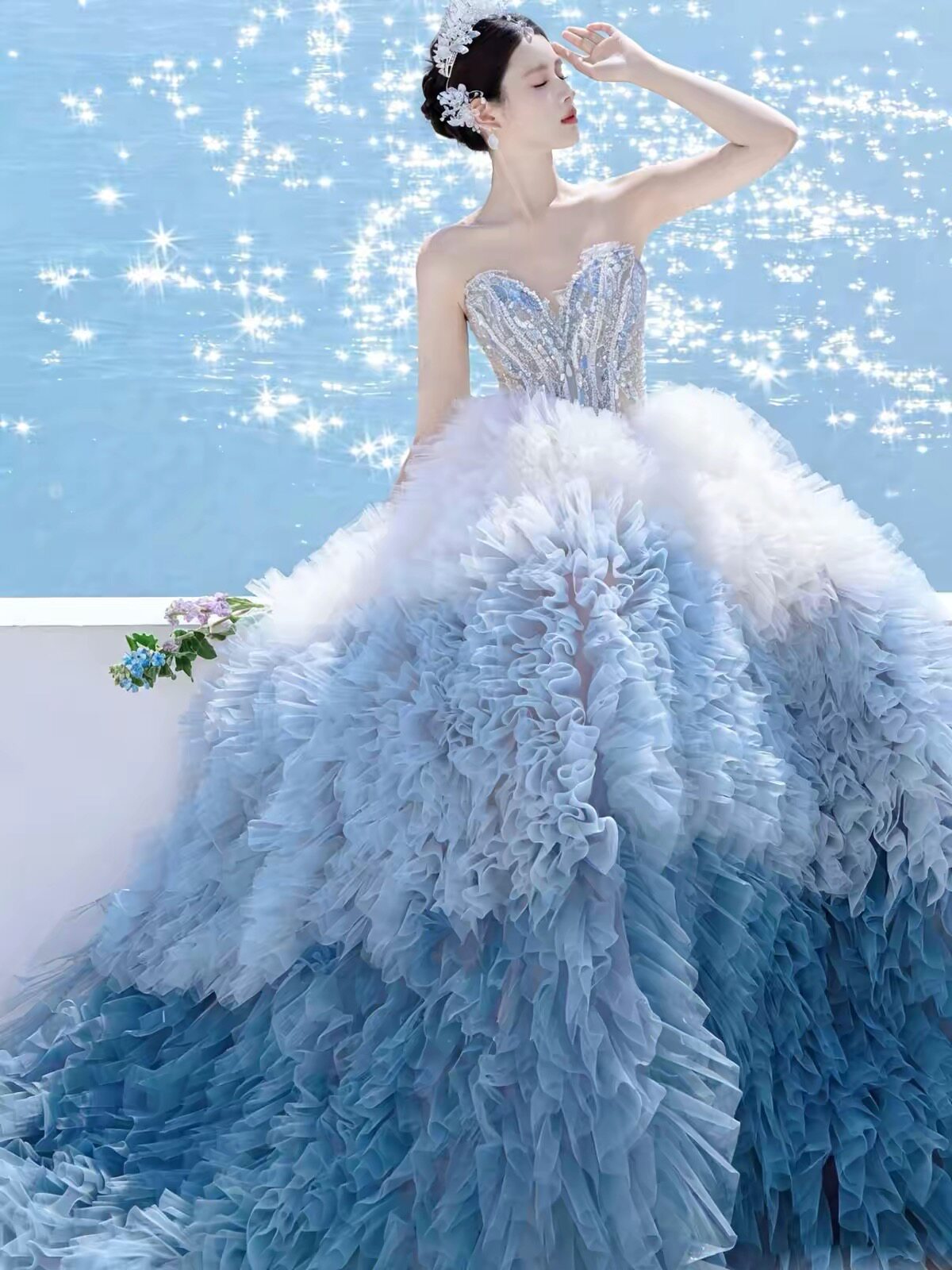 海边沙滩外景怕照梦幻蓝色渐变抹婚纱