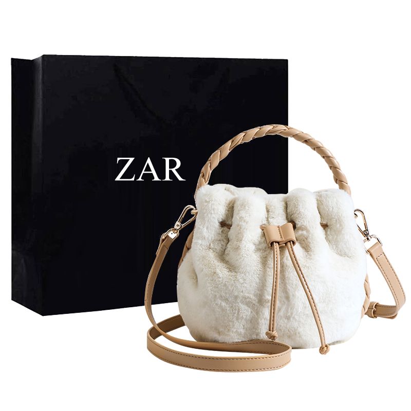 香港正品女包包2025新款毛绒绒时尚毛毛包小众百搭编织手提水桶包