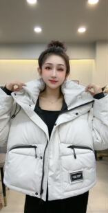 T69137-2025新款时尚短款宽松连帽减龄贴标保暖抗寒羽绒服