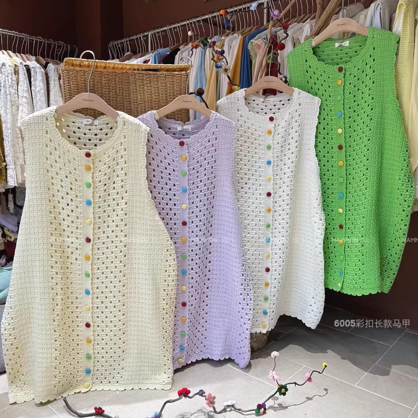 玛门2026春季新款糖果色韩系长款彩扣针织马甲女时尚百搭减龄上衣
