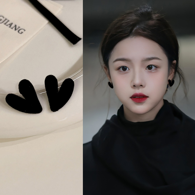 黑色爱心耳钉复古气质