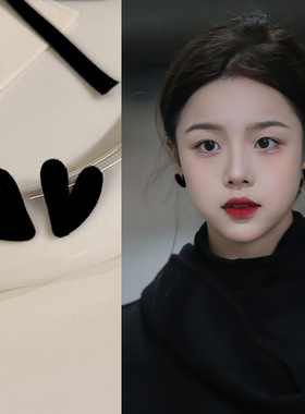 轻奢黑色爱心耳钉女简约高级感耳环2025新款爆款港风复古气质耳饰