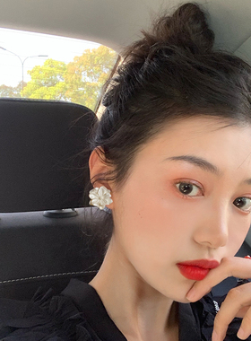 法式山茶花耳钉女复古小众独特气质耳环高级感白色耳夹无耳洞耳饰