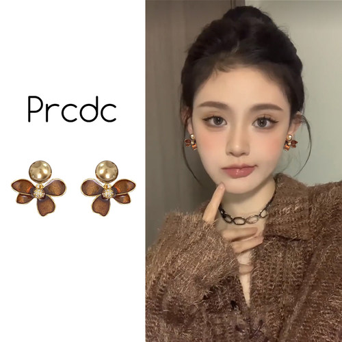 美拉德珍珠款花朵耳夹轻奢