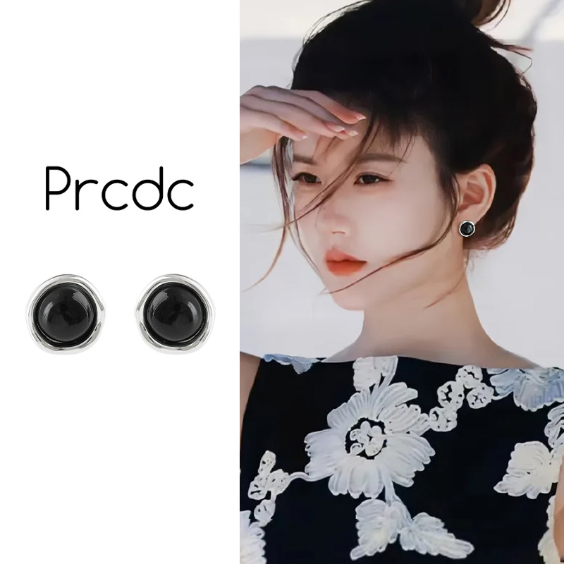 黑玛瑙色耳钉小巧精致