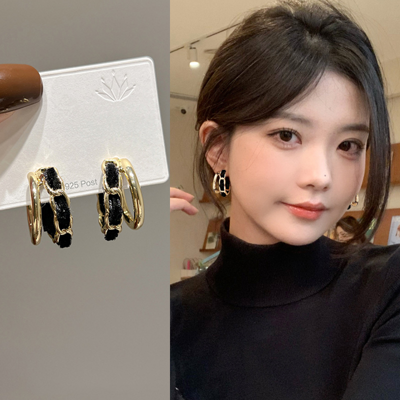 黑色简约C型蚊香盘耳夹