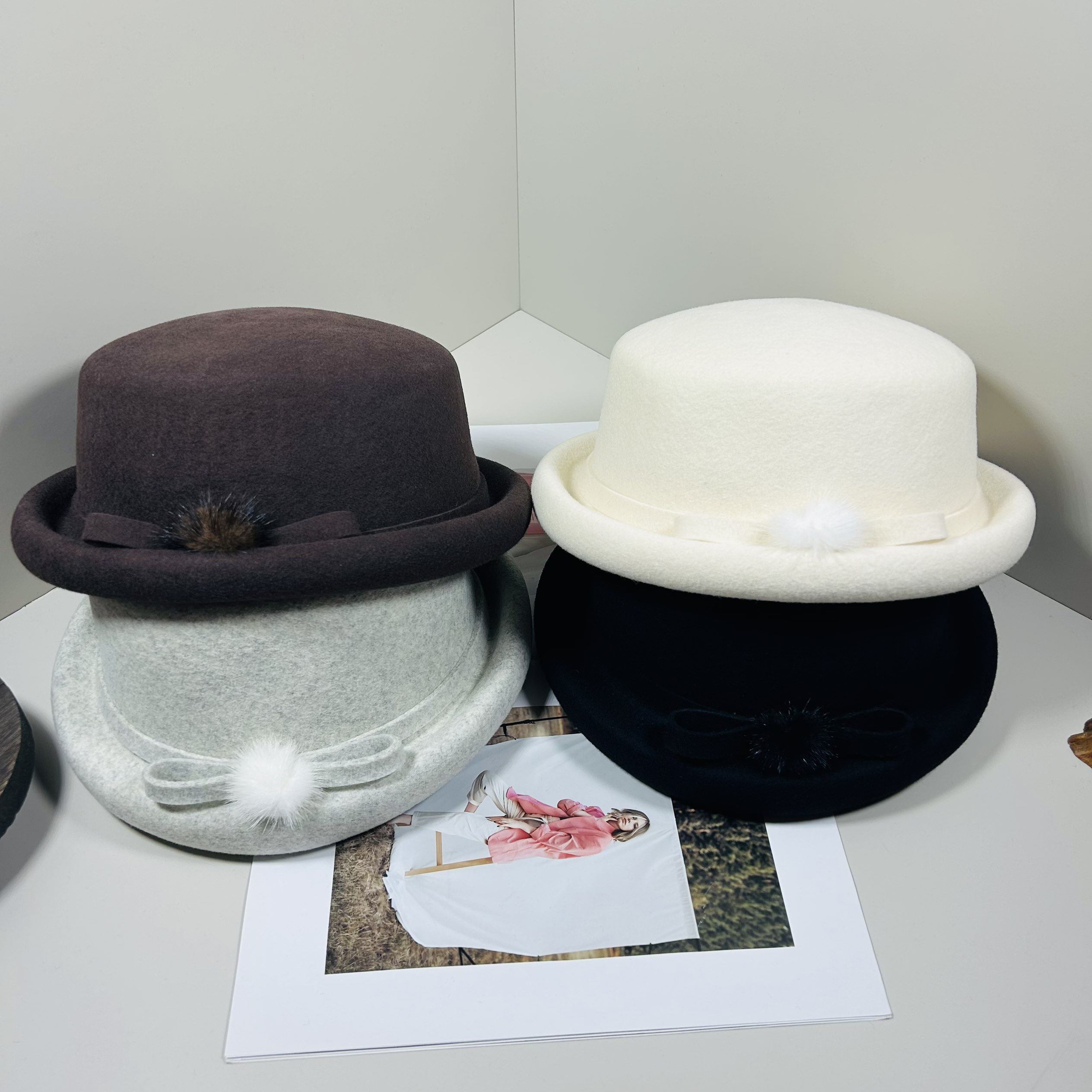 秋冬新款冬季毛球蝴蝶结羊毛小礼帽时尚显脸小卷边盆帽好搭配毡帽