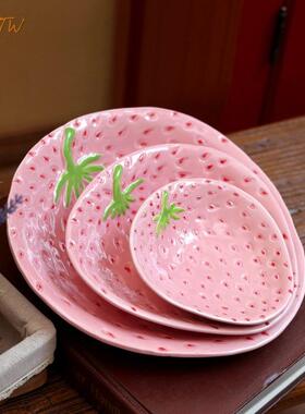 奶油风粉色草莓形状陶瓷水果盘
