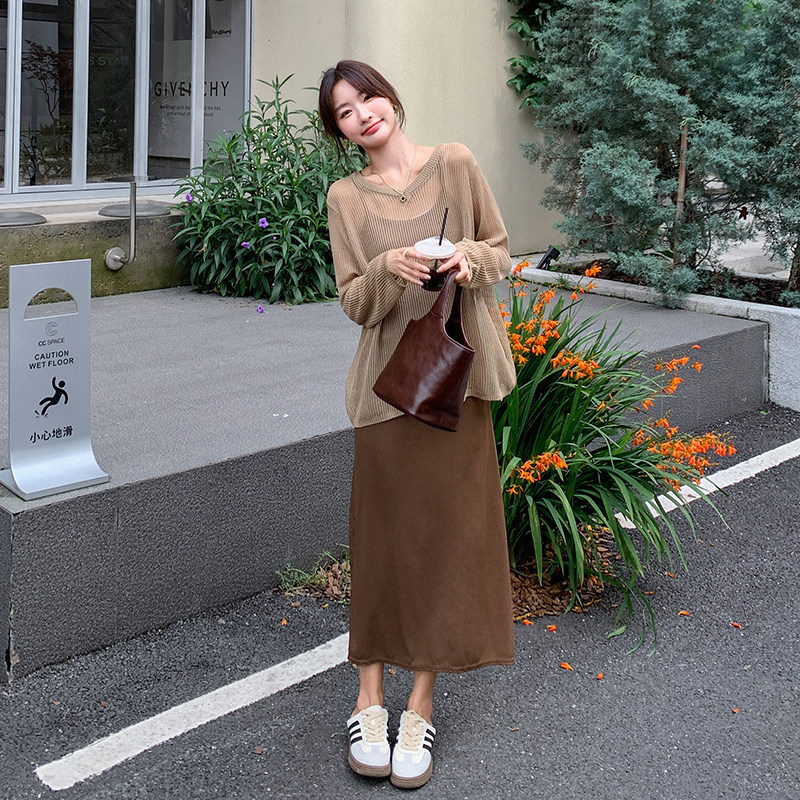 轻熟风穿搭咖色吊带连衣裙叠穿针织衫女春秋超火好看长裙两件套装,女装套装/套裙,维壹