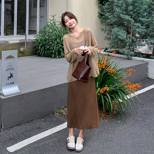 轻熟风穿搭咖色吊带连衣裙叠穿针织衫女春秋超火好看长裙两件套装图片