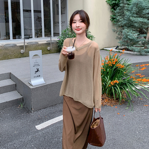 轻熟风穿搭咖色吊带连衣裙叠穿针织衫女春秋超火好看长裙两件套装图片