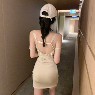 褶皱吊带连衣裙 裸杏色拼接款 3折