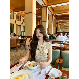 燕麦色翻领收腰针织上衣 2026ss GYOKUU 燕麦牛奶