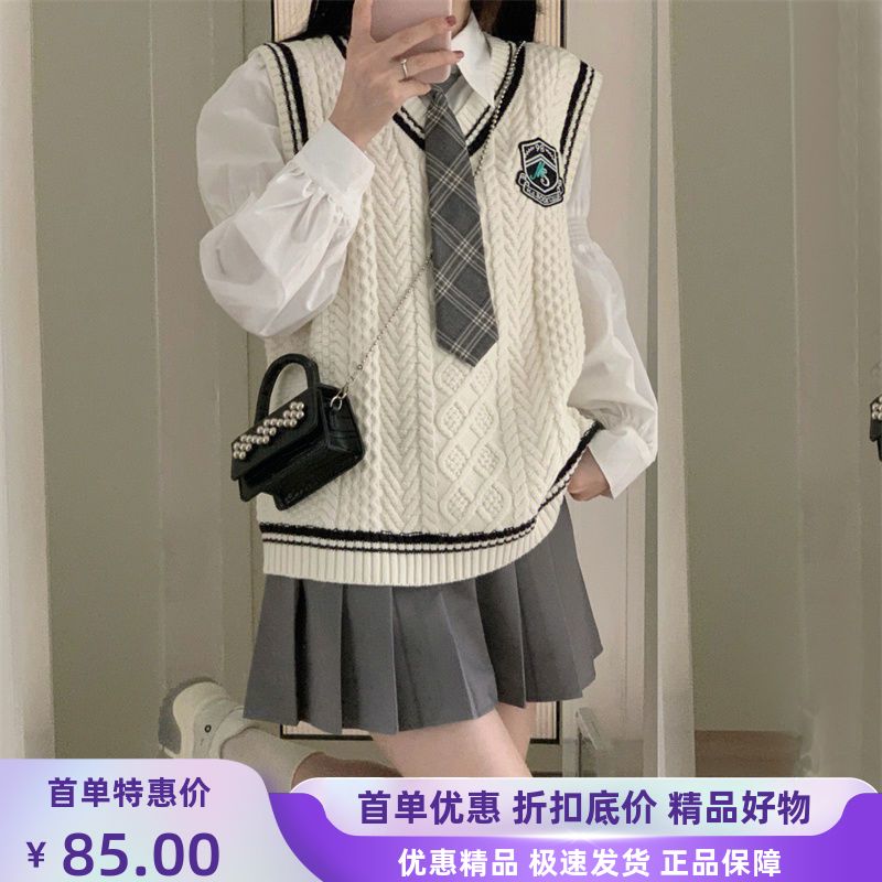 学院风针织背心马甲女2022早秋V领徽章麻花毛衣外搭坎肩叠穿上衣