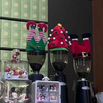 咖啡店磨豆机圣诞装饰帽子店铺吧台圣诞节氛围感拍照场景布置