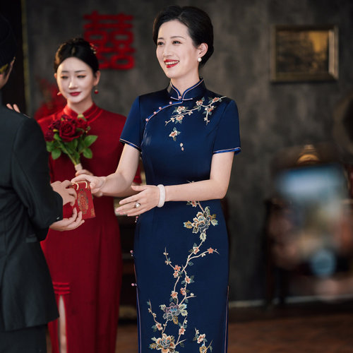 妈妈刺绣旗袍长款日常宴会走秀