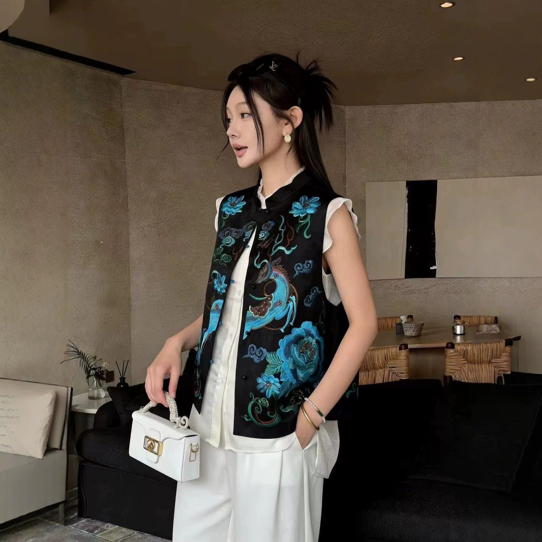 园园美衣秋新中式国风女装皮衣马甲重工刺绣复古无袖坎肩上衣马夹图片