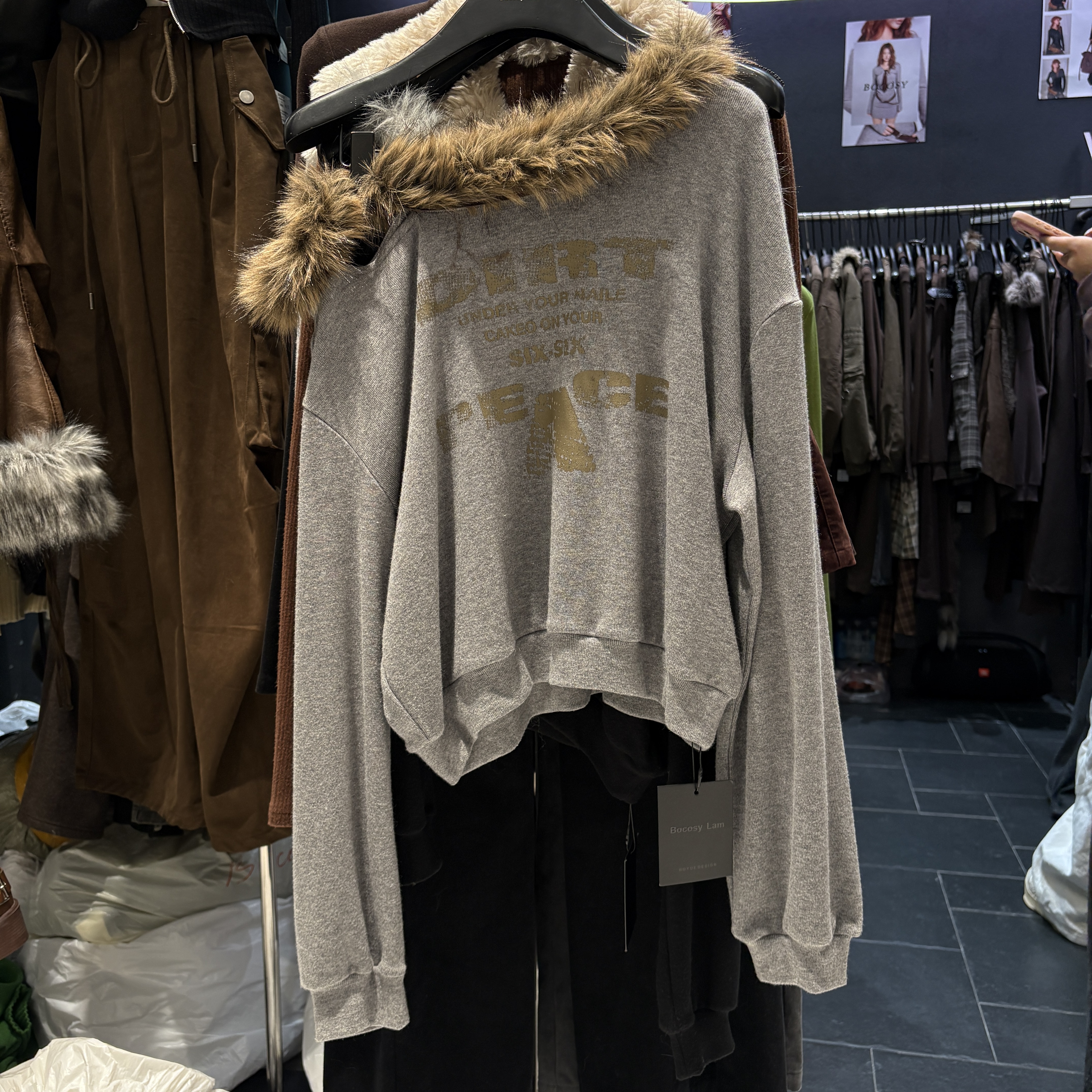 bocosy2025秋冬新款设计字母印花可拆卸毛领斜肩辣妹长袖打底6528