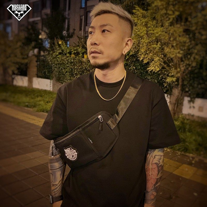 核爆炸潮牌摩托机车骑士胸包男女黑色风格恶霸运动腰包户外斜挎包
