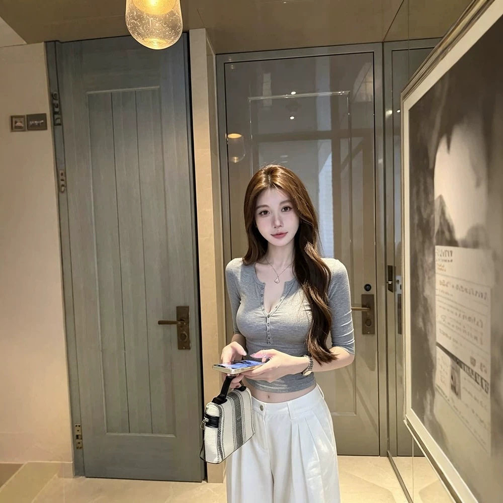 纯欲甜酷辣妹露锁骨深V领纽扣短款短袖T恤女露肩性感紧身中袖上衣