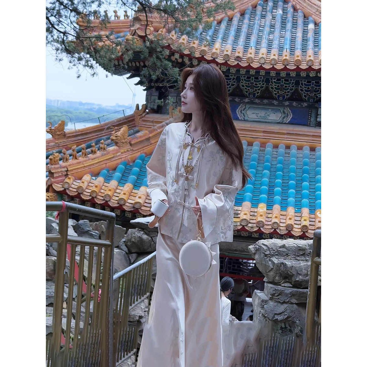 进口新中式光泽感刺绣套装女2025早秋新款国风上衣缎面半身裙