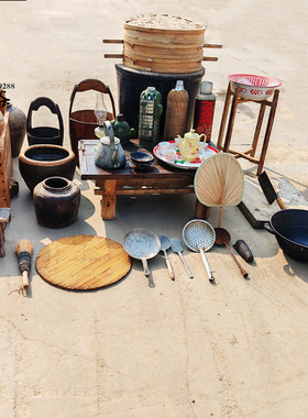 怀旧70-80年代农村厨房铁锅蒸笼水桶面条机老水缸菜板菜厨老物件