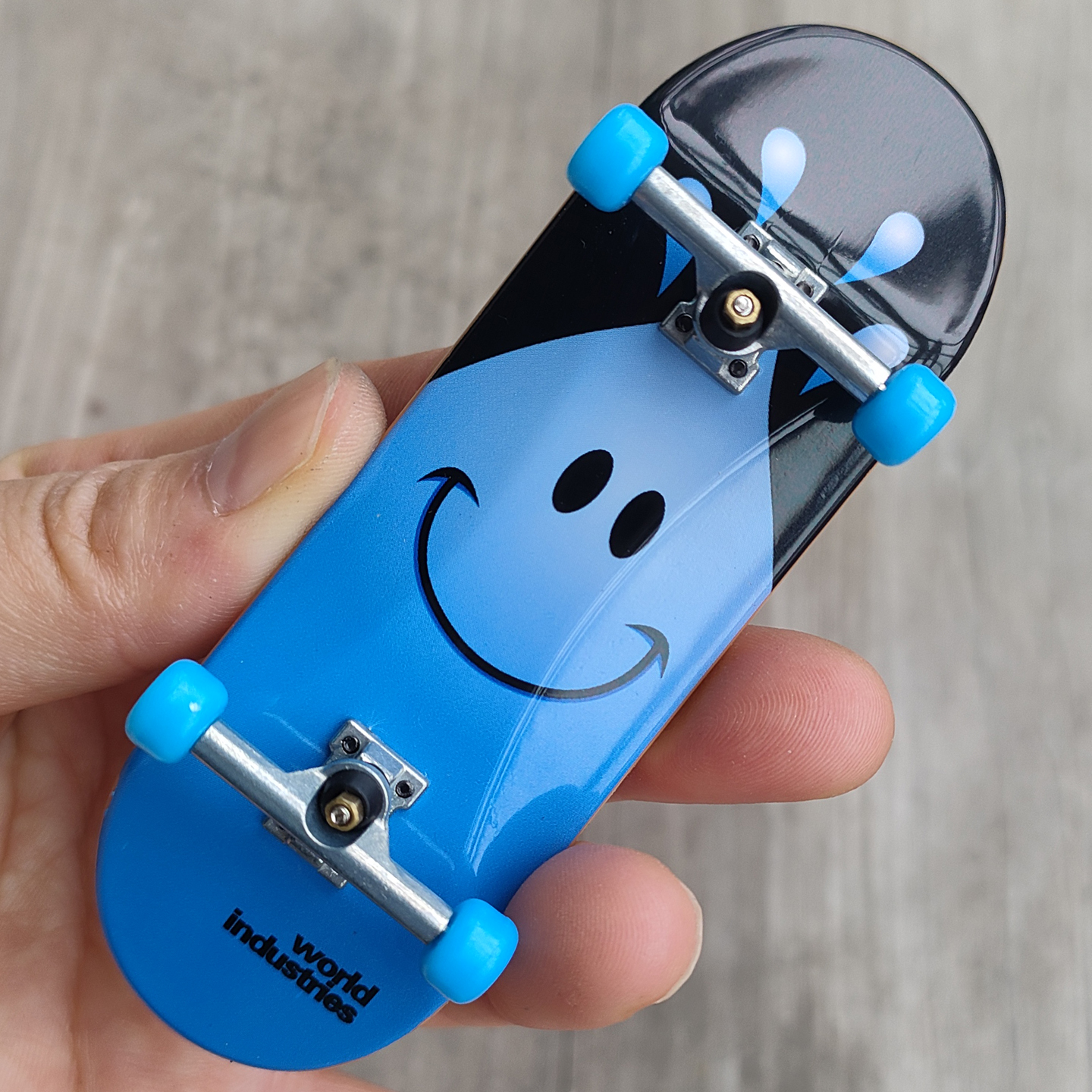 10X3.2厘米蓝水滴可转弯手指滑板