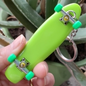 单翘鱼形迷你手指滑板钥匙扣嘻哈包挂件指尖礼物限量青少年小滑板