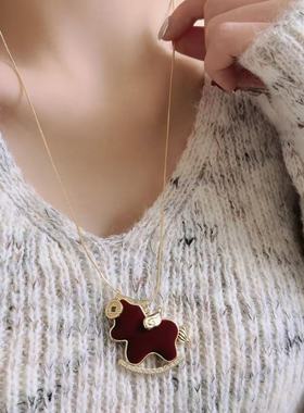 酒红色植绒小马铜钱吊坠项链女小众轻奢高级感甜美可爱气质锁骨链
