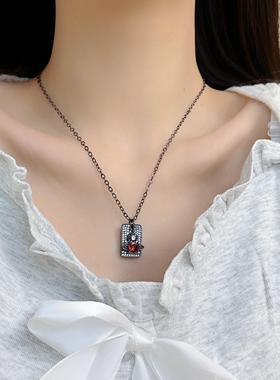 暗黑甜酷风枪黑色牌牌红色土星吊坠项链小众设计感轻奢气质毛衣链