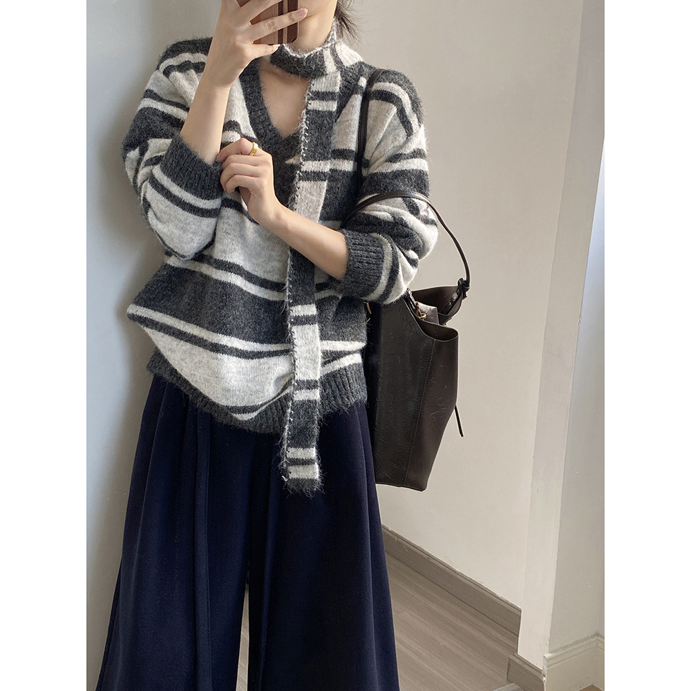 言双 慵懒风撞色条纹V领毛衣女 秋冬高级感宽松针织上衣25109